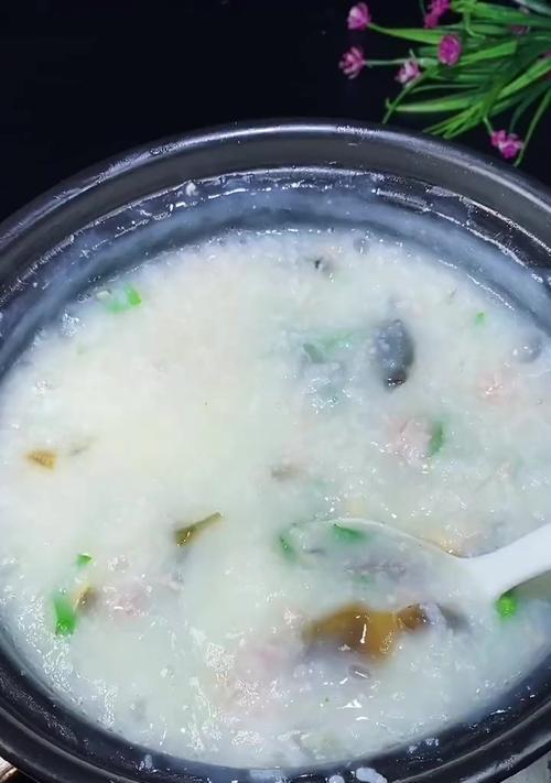 正宗皮蛋瘦肉粥的做法（掌握制作技巧，做出营养美味的皮蛋瘦肉粥）