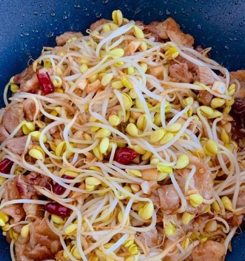 五花肉炒黄花，美味家常菜不容错过！（以五花肉为主料，搭配黄花菜，轻松做出的家常好菜。）