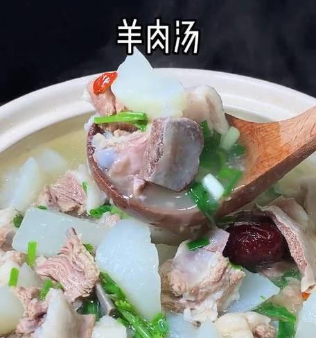 羊肉焖白萝卜的家常做法（传统美味，暖身又养生）