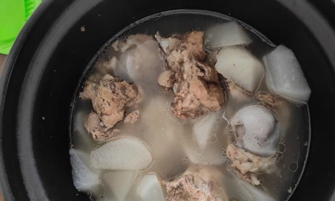 鲜美可口的筒子骨萝卜汤（传统美食烹饪技巧与丰富营养价值）