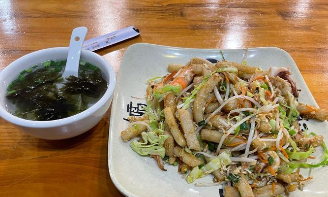 用海鲜炒出的美味年糕（掌握关键步骤，尝遍鲜香口感）