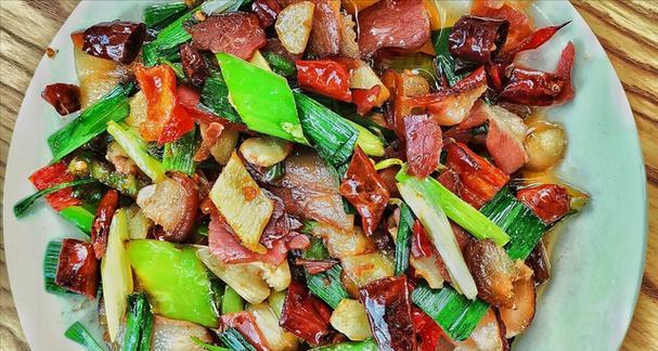 学会烹饪小炒湖南腊肉，体验正宗的湘味美食（以传统做法炒制，香气四溢、口感绝佳）
