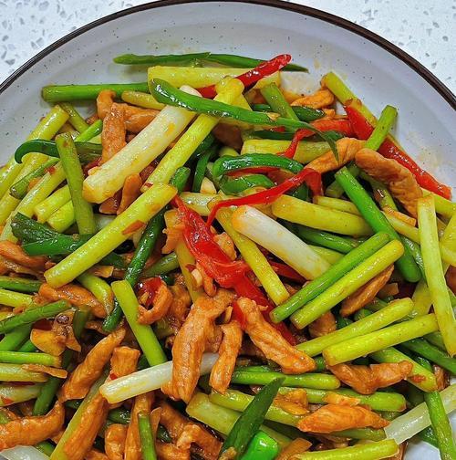 肉丝蒜苔的制作方法（健康美味的佳肴/肉丝和蒜苔的完美结合）
