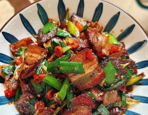 家常莴笋蒜苗腊肉炒法（清热解毒，口感鲜美，家庭必备）
