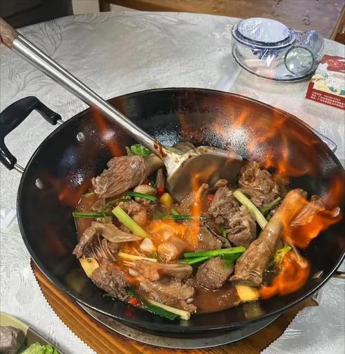 正宗清远味焖乌鬃鹅，鹅肉口感鲜美好吃！（以传统方法烹制，口感嫩滑入味，让你回味无穷。）