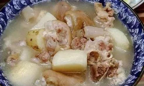 山药炖猪蹄，健康美味佳肴（营养丰富，口感柔嫩，让你倍感满足）