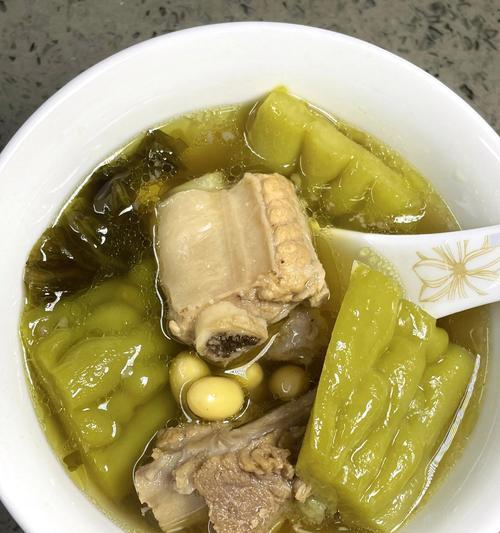 酸菜排骨汤的做法（家常口感，美味养生）