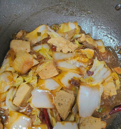 砂锅白菜冻豆腐——家常美味的健康佳肴（用嫩豆腐和新鲜白菜，轻松做出的一道低卡美食）
