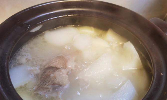 丰富营养的肉骨萝卜汤（健康家常菜，滋补暖胃）