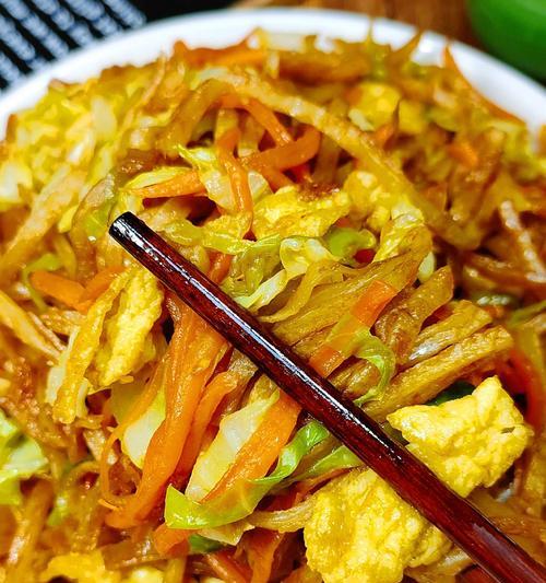 素炒煎饼的制作技巧（用全素食材打造美味健康的早餐）