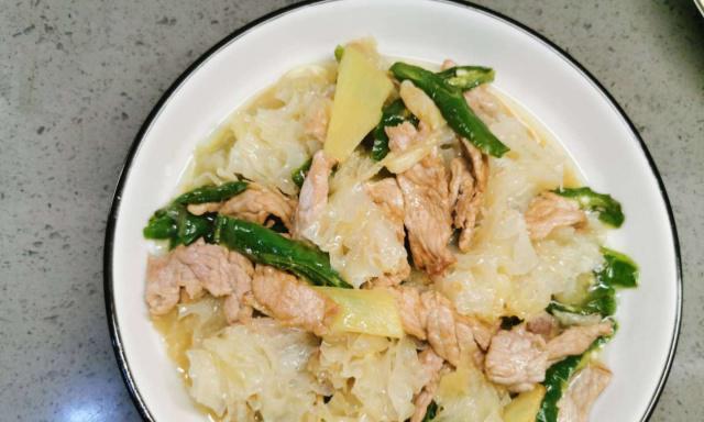 银耳炒肉的制作方法（营养美味的家常菜）