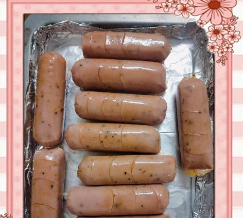 自制美味烧烤味香肠（口感鲜美，制作简便，经济实惠）