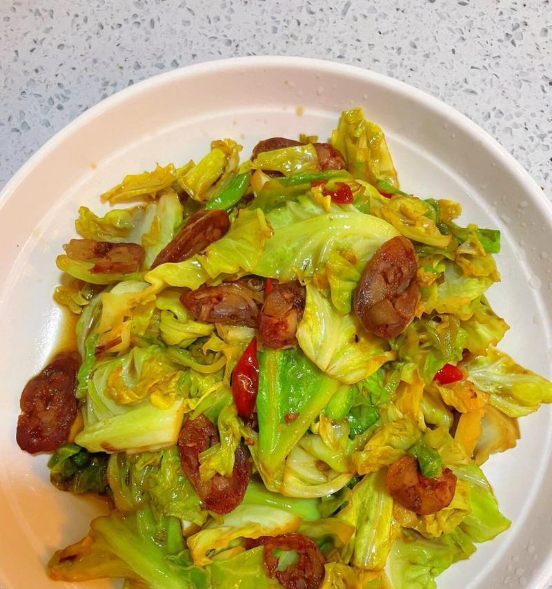 清爽美味素炒包菜丝（简单易做，营养健康，让你爱上素菜）