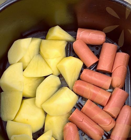 油炸火腿，口感鲜美的美食佳品（用油炸火腿重拾美味记忆，打造出一道极佳的食品佳品）