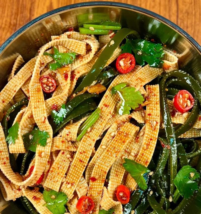 香卤豆皮拌豆苗（美味健康的素食搭配）