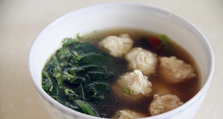 营养美味的菠菜鸡蛋丸子汤（健康必备的家常菜谱，融合营养与美味）