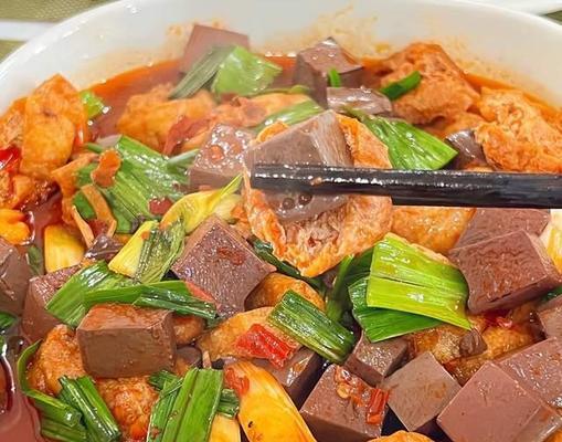用蒜苗和血豆腐烹饪的美味佳肴（一份营养丰富、口感绝佳的中式美食）
