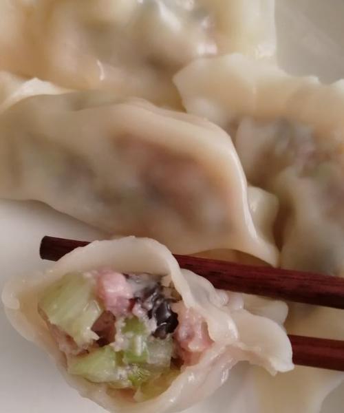 怎样制作美味猪肉山芹菜饺子（传统美食口感升级，新鲜山芹菜满足你的味蕾）