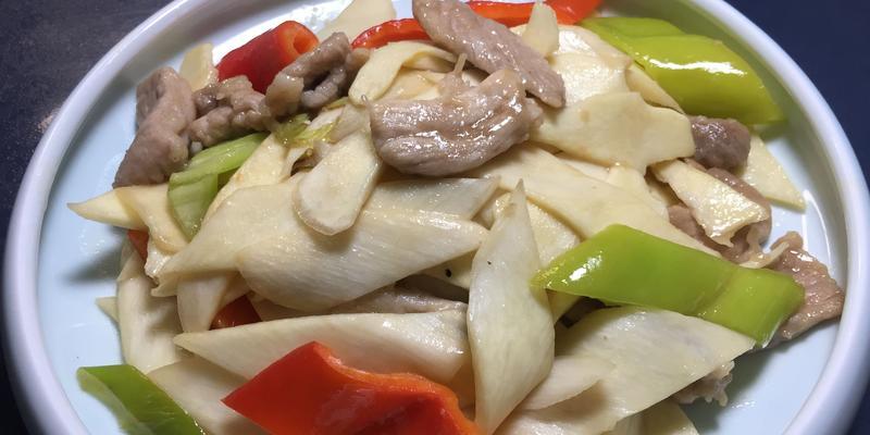 美味五花肉炒茭白（家庭必备的简单做法，尽显妙味）