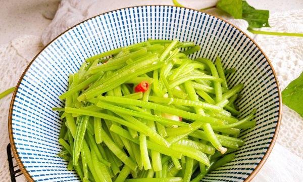 爆炒红薯藤，香鲜可口的美味佳肴（做法简单易学，足不出户享受美食盛宴）