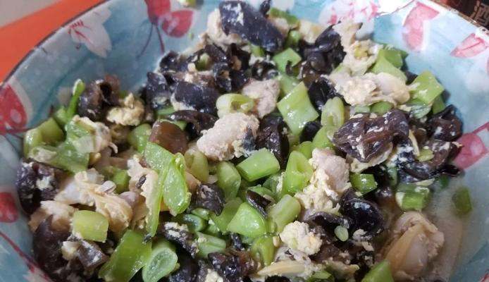 以芸豆丝炒木耳，做出香气四溢的美味佳肴（做法详解，教你如何炒出口感鲜嫩的芸豆丝和木耳）