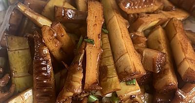 美味油焖竹笋的做法（教你如何制作一道清爽可口的佳肴）