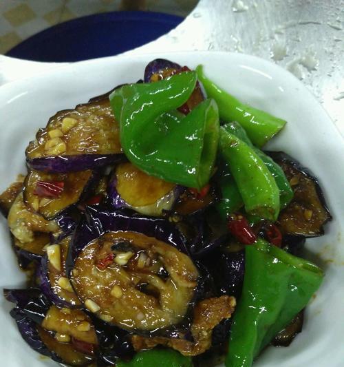 以柿子椒炒蛋为主的家常美食（营养美味好吃又健康；柿子椒、鸡蛋、绿色食材）