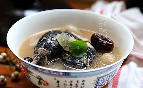 夏日清凉，喝一碗乌鸡汤（透过汤香感受滋补，做法简单易学）