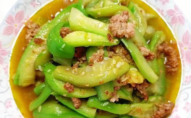 蒜泥香葱炒黄瓜的家常做法（清爽美味的夏日小菜，热量低营养高）