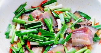 三杯鸭炒蒜苗（清香爽口，家常好味）
