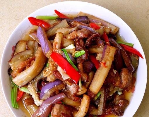 油爆茄子的做法（健康美味的中式家常菜）