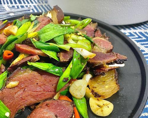以蚕豆瓣炒腊肉，美味佳肴大出血！（做法简单易学，清爽口感令人回味无穷。）