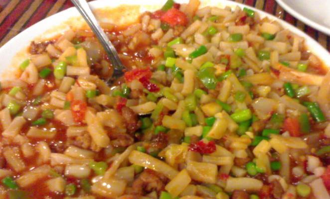 体验地道新疆美食——丁丁炒面（领略新疆美食文化，品味地道口感）