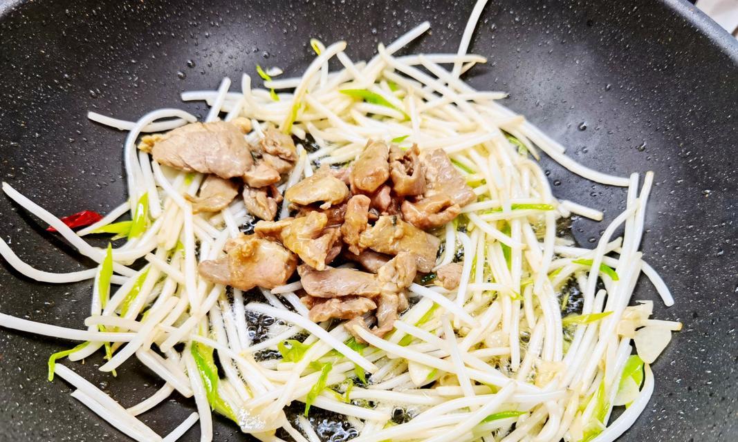 美味肉片炒河粉（用最简单的材料，做最好吃的河粉）