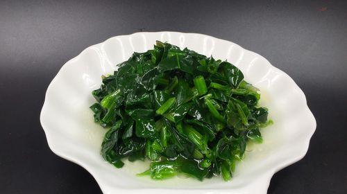 蒜容炒菠菜——清爽美味的素菜佳选（健康营养，味道鲜美，轻松烹饪，家庭必备）
