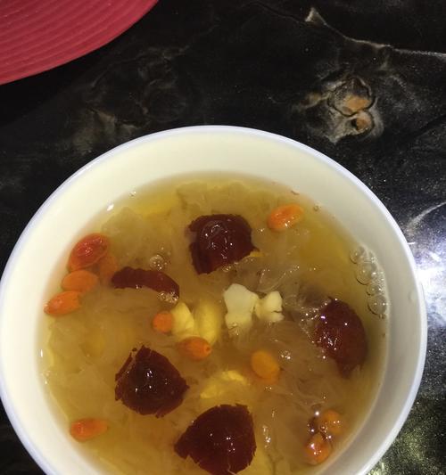 菠萝银耳红枣汤的做法（一碗暖心的甜汤，滋补又美味）