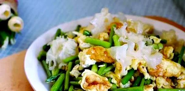 鲜银耳炒鸡蛋，清爽美味又有营养（做法简单，适合早餐或下午茶）