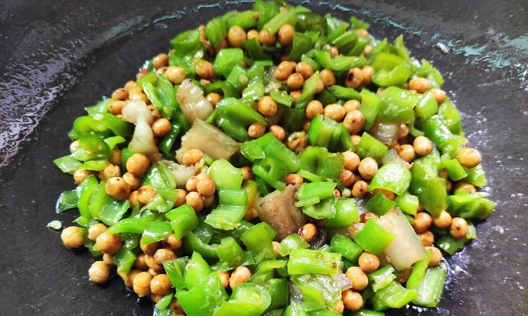 美味可口，健康营养的炒黄豆肉碎（掌握制作技巧，让您的家庭晚餐更加丰富多彩）