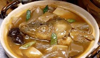 享受美味，从一碗鱼头粉皮汤开始（探秘家庭必备鱼头汤的制作技巧）