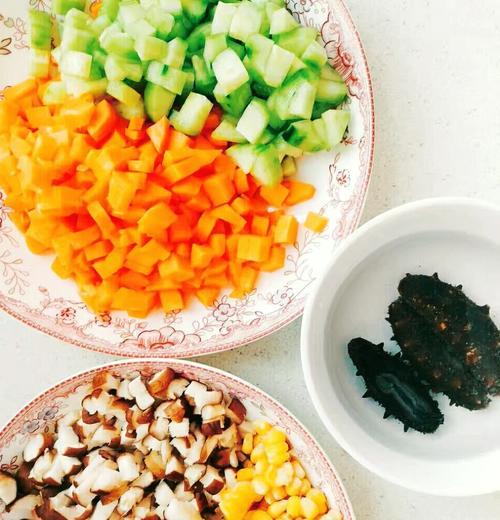 以什锦培根炒饭为主的美食制作（教你制作超级好吃的培根炒饭，美味不用等）