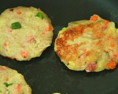 如何制作美味可口的自制土豆饼（做法详解，轻松掌握）
