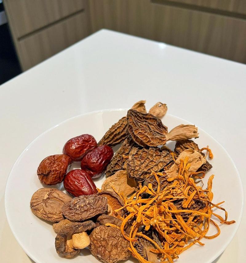 如何煲出美味的香菇红枣排骨汤（家常菜肴之一，让你轻松喝出滋味，教你制作方法）