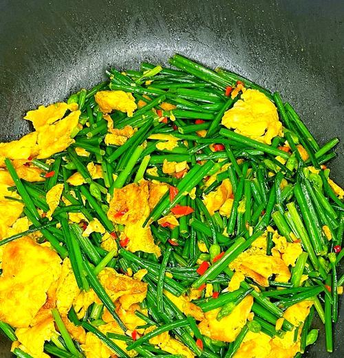 美味健康的瘦肉炒韭菜花（掌握烹饪技巧，轻松做出家常美食）