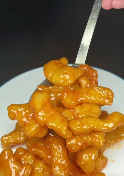糖醋溜鱼片，妙手菜谱（掌握关键步骤，轻松做出美味鱼片）