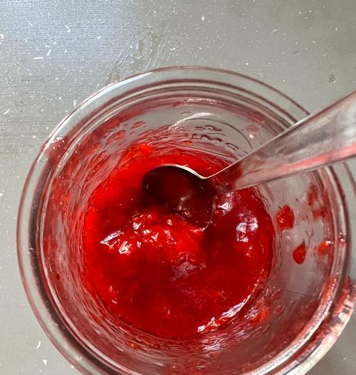 自制健康草莓酱（清新可口的健康果酱，为你带来美味和健康）