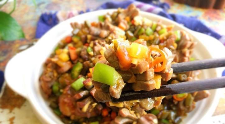 美食天堂——酸豆角炒花饭（家庭料理必备，简单易学的经典美食）