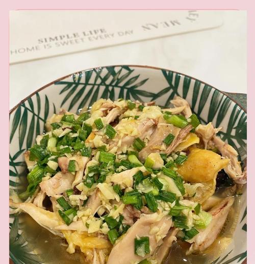 小葱拌手撕鸡脯肉的制作方法（健康美味的家常菜/小葱和手撕鸡肉的搭配/手撕鸡肉的制作技巧）
