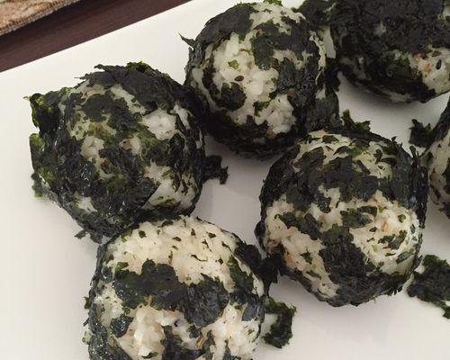 爆浆紫菜饭团的制作方法（一口咬下，爆浆紫菜香气扑鼻，口感丰富多变）