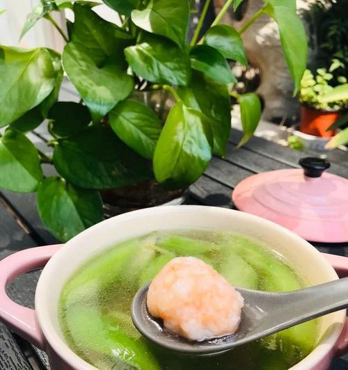 以丝瓜虾滑汤为主题的做法分享（健康清淡的秋日汤品，丝瓜虾滑汤的做法与技巧）