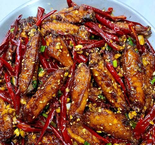 香辣炸鸡翅的做法（自家制作，让您垂涎欲滴）